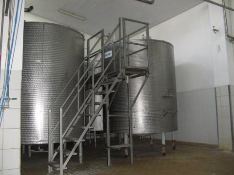 10,000 LTR VERTICAL TANK - MIXER, INSULATION